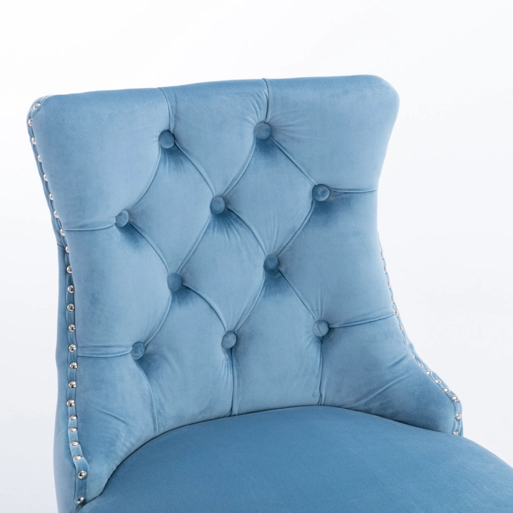 Sgabello da bar in velluto con schienale alto, rivetti decorativi e gambe in legno massello azzurro chiaro
