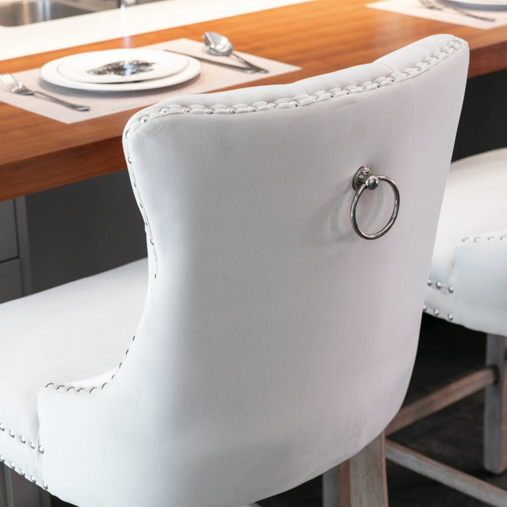 Set di 2 Sgabelli da Bar con Schienale Alto e Borchie Decorative; per Cucina e Sala da Pranzo; Velluto Beige