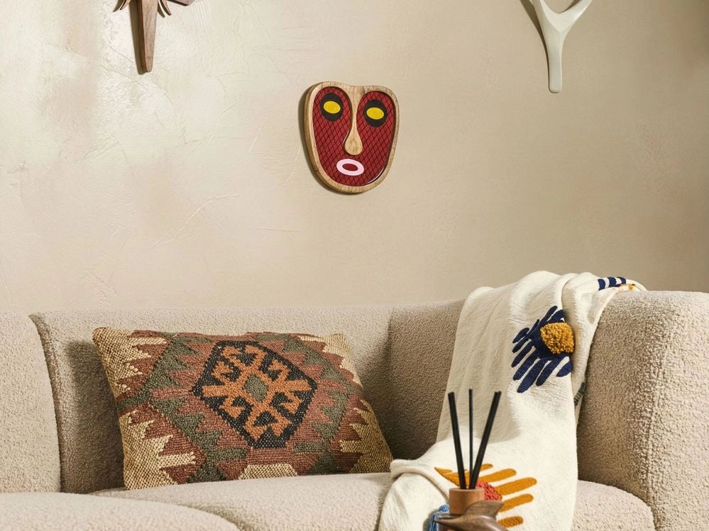 Decorazione da parete in legno di mango rosso decorativa da appendere con motivo astratto a forma di volto, realizzata a mano in stile boho