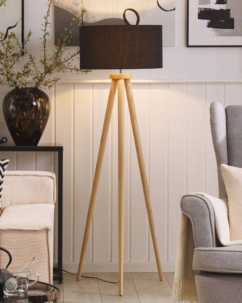 Lampada da Terra Nera con Struttura in Legno Chiaro 140 cm Paralume in Tessuto Treppiede per Tamburo Design Moderno