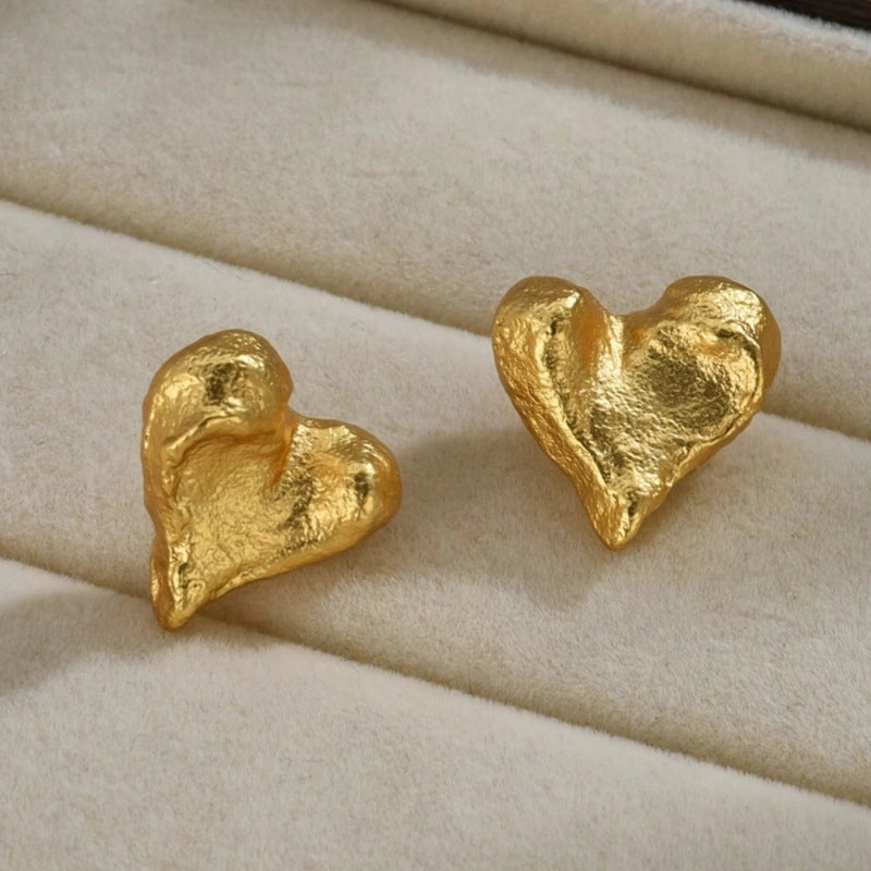 Design di nicchia, texture intagliata a mano, versatili orecchini a forma di cuore placcati in oro.