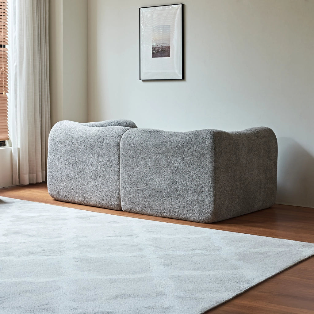 Divano a 2 posti compatto in velluto grigio con due cuscini imbottiti e base antiscivolo 193 × 87 × 67 cm