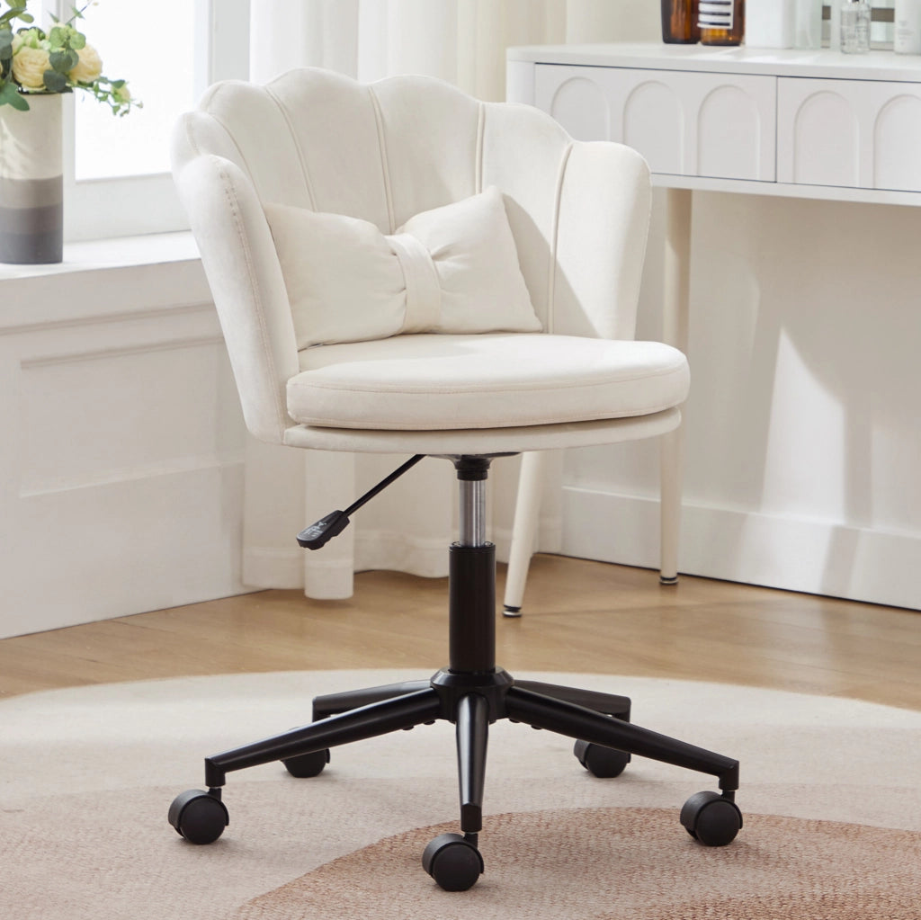 Sedia girevole regolabile in velluto beige con schienale a petalo e cuscino lombare