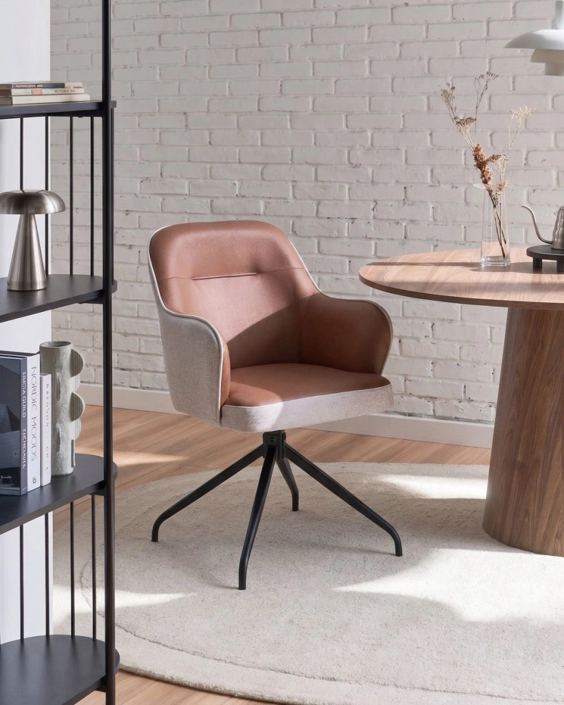 Set di 2 sedie da pranzo girevoli in ecopelle marrone con schienale alto in stile scandinavo