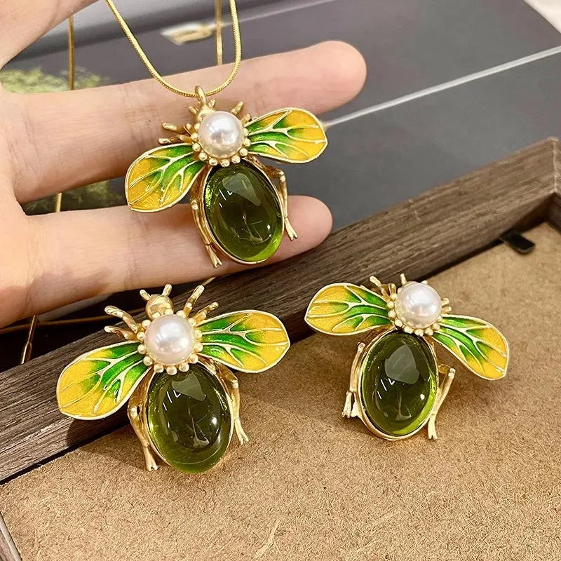 Set vintage di collana e orecchini con ape e perle verdi: gioielli realizzati a mano con perline.