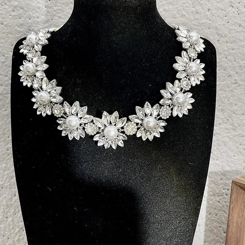 Collana da sera con fiore e zirconi, realizzata a mano, regalo di Natale o di compleanno.