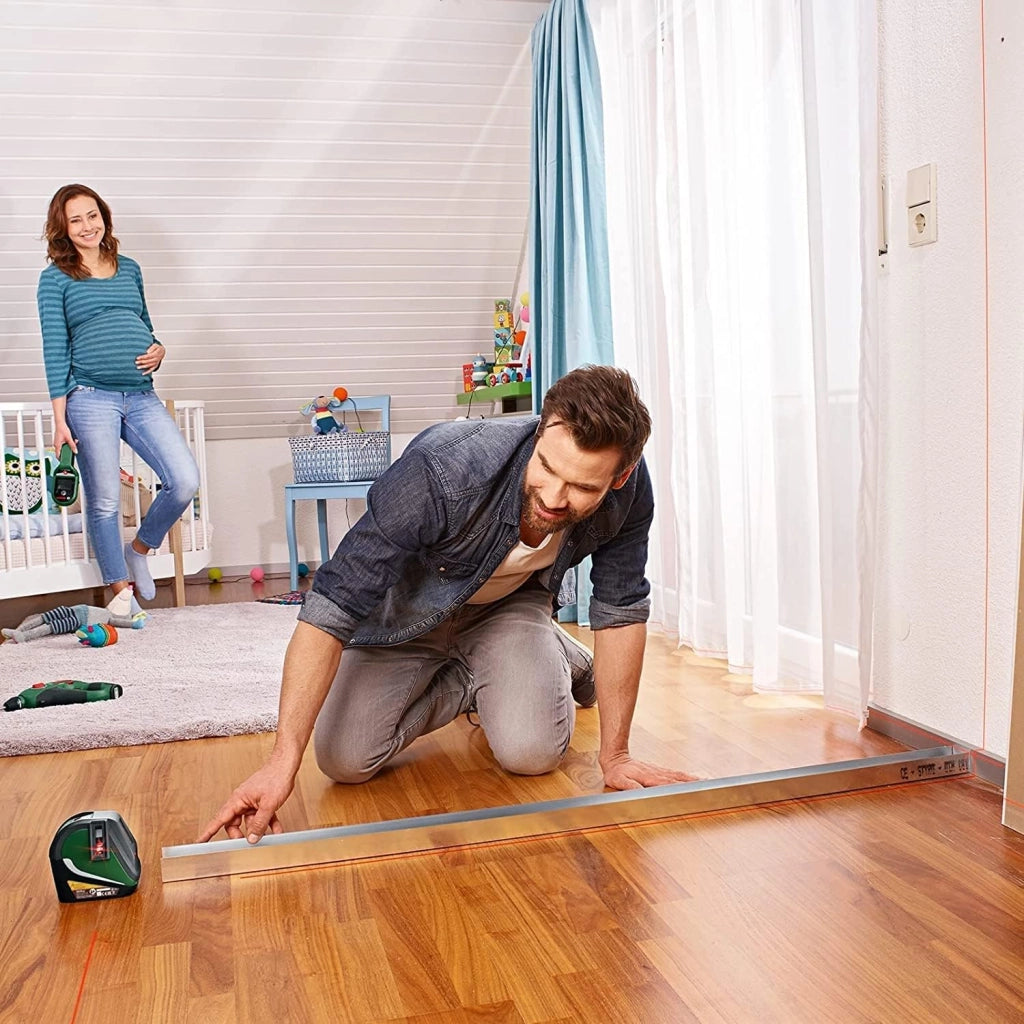 Bosch livella laser multifunzione UniversalLevel 3 (3 linee laser incl. linea verticale a 90° per una croce laser aggiuntiva sul soffitto e punto a piombo inferiore per allineamenti precisi)