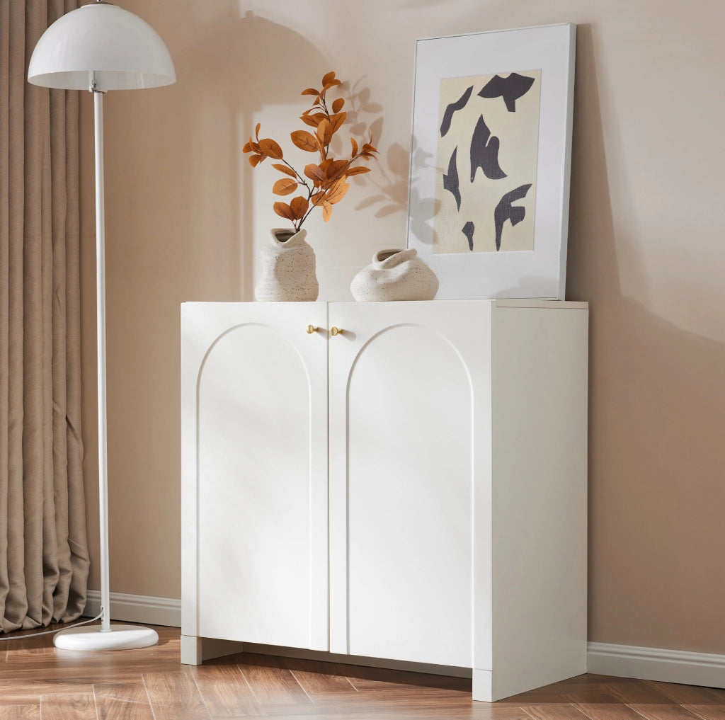 Credenza bianca con motivo ad arco e maniglie dorate