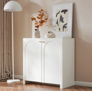 Credenza bianca con motivo ad arco e maniglie dorate