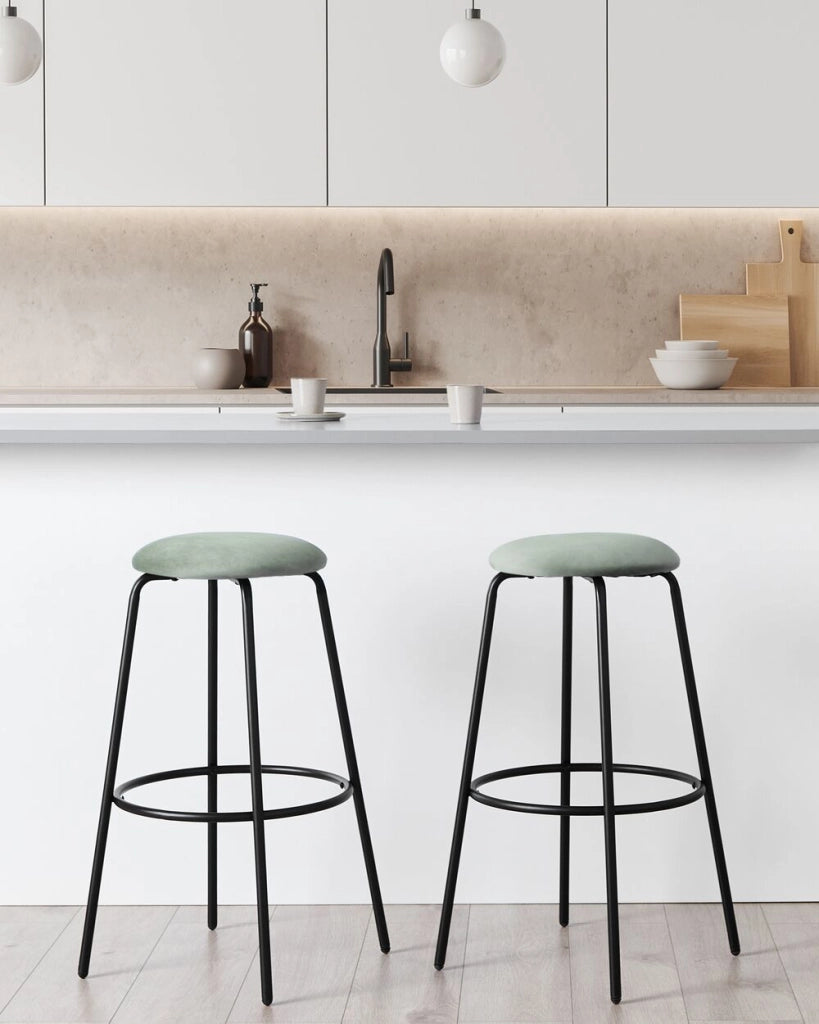 Set di 2 sgabelli da bar in velluto verde menta gambe in acciaio senza braccioli soggiorno salotto stile moderno