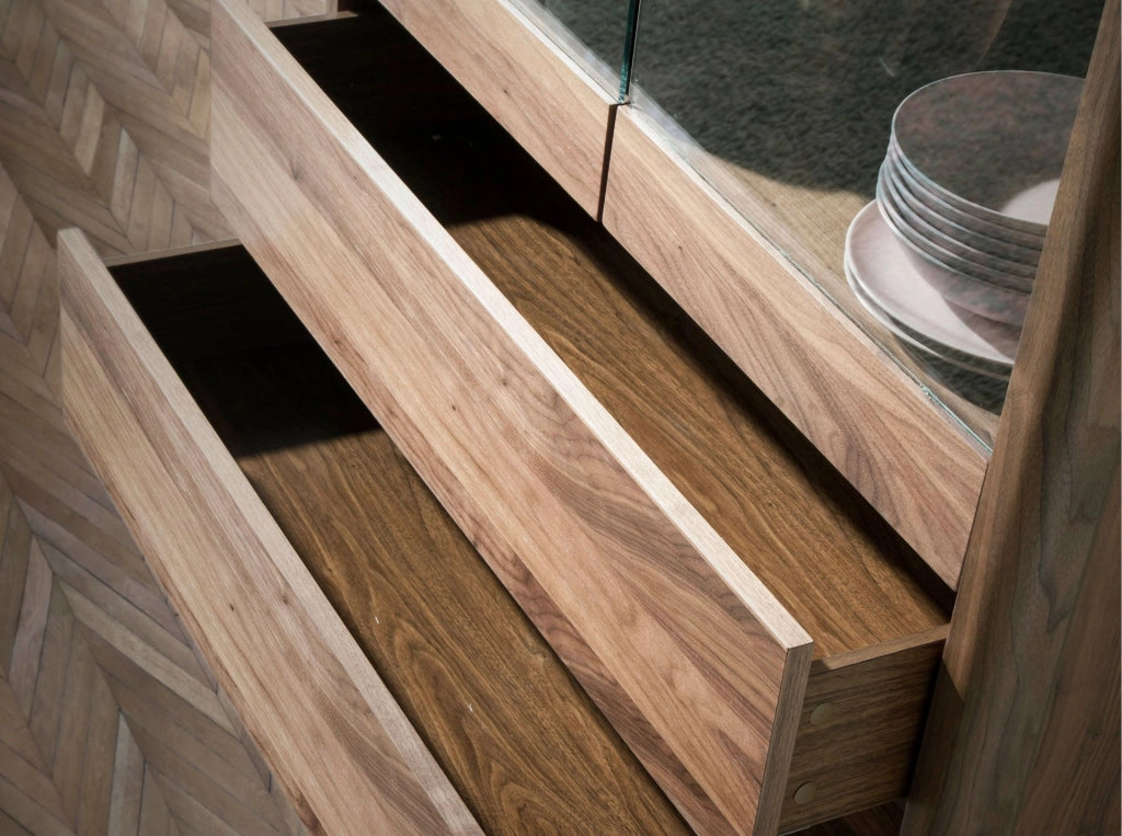Credenza alta in noce con piano in vetro finto marmo e illuminazione interna