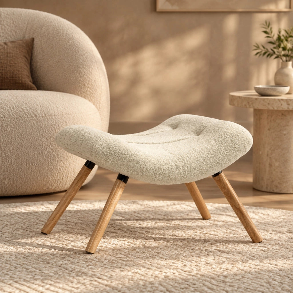 Pouf imbottito color crema con gambe in legno