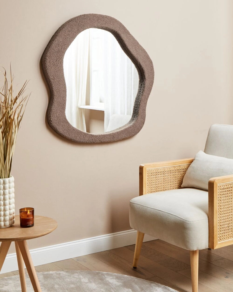 Specchio da parete marrone con cornice in MDF, vetro rivestito in bouclé 79 x 80 cm, pezzo decorativo irregolare montato a parete, stile moderno