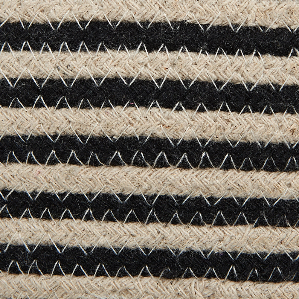 Cesto beige con accessori in tessuto di cotone fantasia a righe nere per la conservazione boho