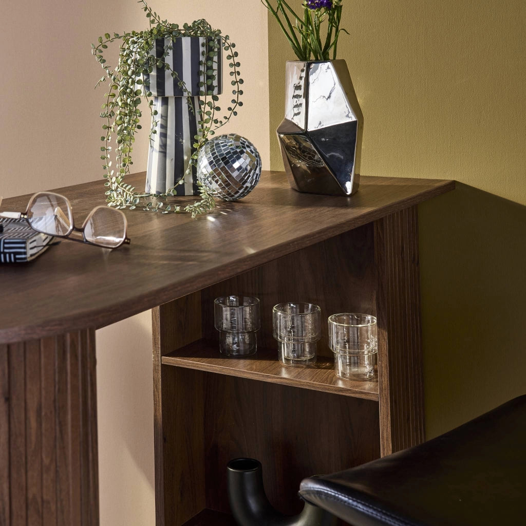 Tavolo alto da cucina decorato in legno con ripostigli, noce
