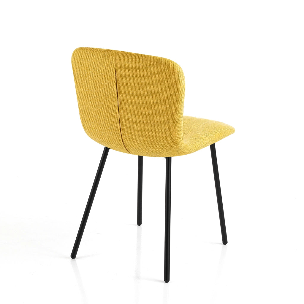 Sedia KARYA YELLOW in velluto giallo con gambe nere in metallo