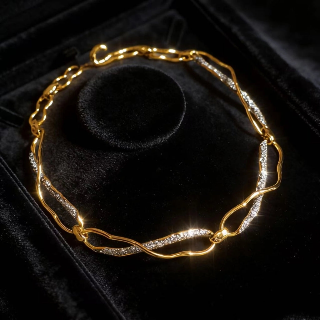 Collana a catena intrecciata in modo irregolare con scintillanti diamanti