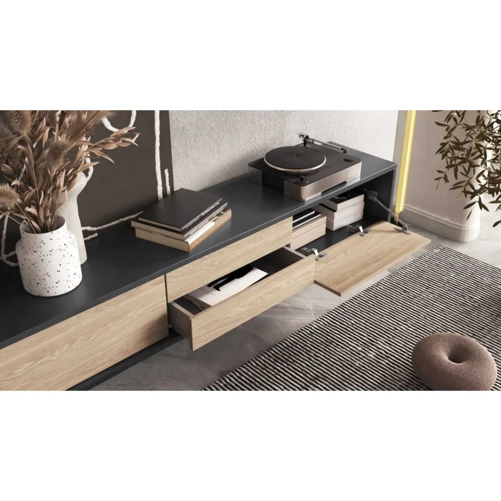 Mobile TV 180cm, 2 cassetti e 2 porte collezione MAANUM. Colore grigio e rovere chiaro.