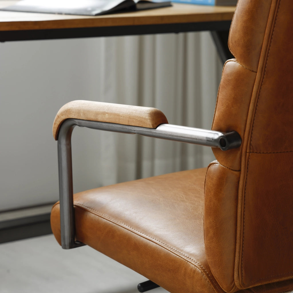 Sedia da ufficio in pelle marrone con ruote silenziose, braccioli in legno e base a 5 razze