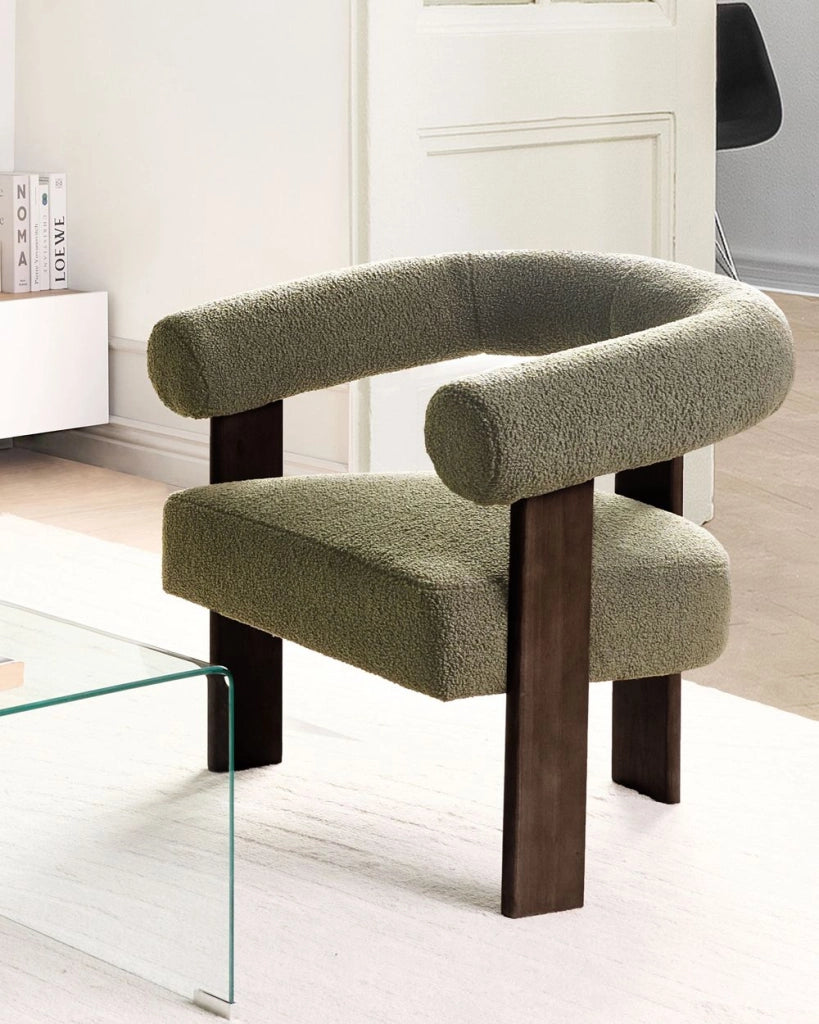 Poltrona verde e marrone scuro con rivestimento in bouclé design retrò gambe in legno per soggiorno