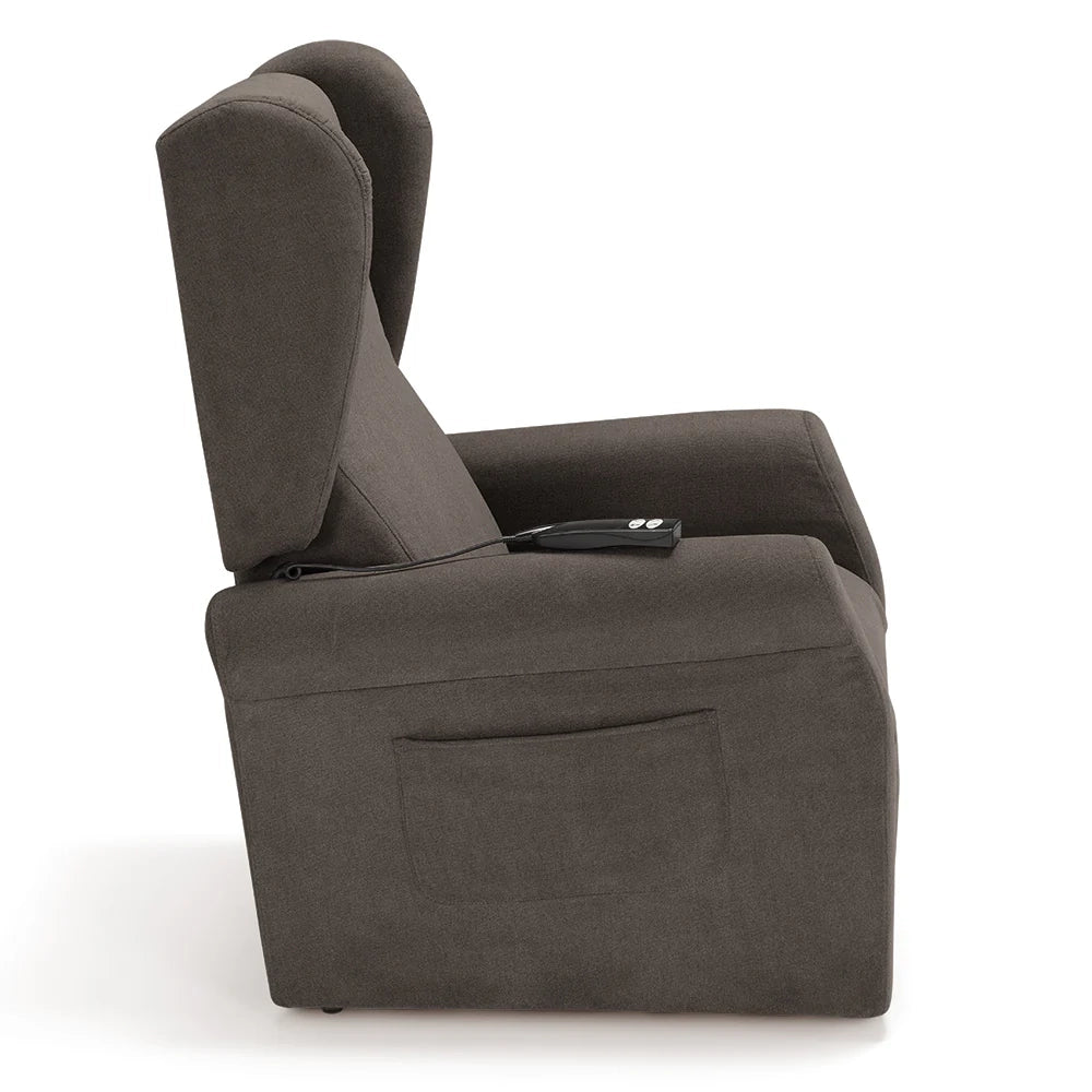 Poltrona relax elettrica PISA MADE IN ITALY per anziani e disabili, 2 motori, 4 ruote, reclinazione e alzapersona, Tessuto Antimacchia, colore Fango