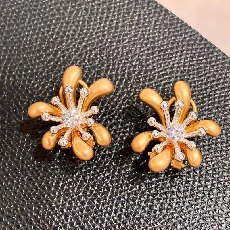 Orecchini a petalo di fiore in oro e argento con zirconi