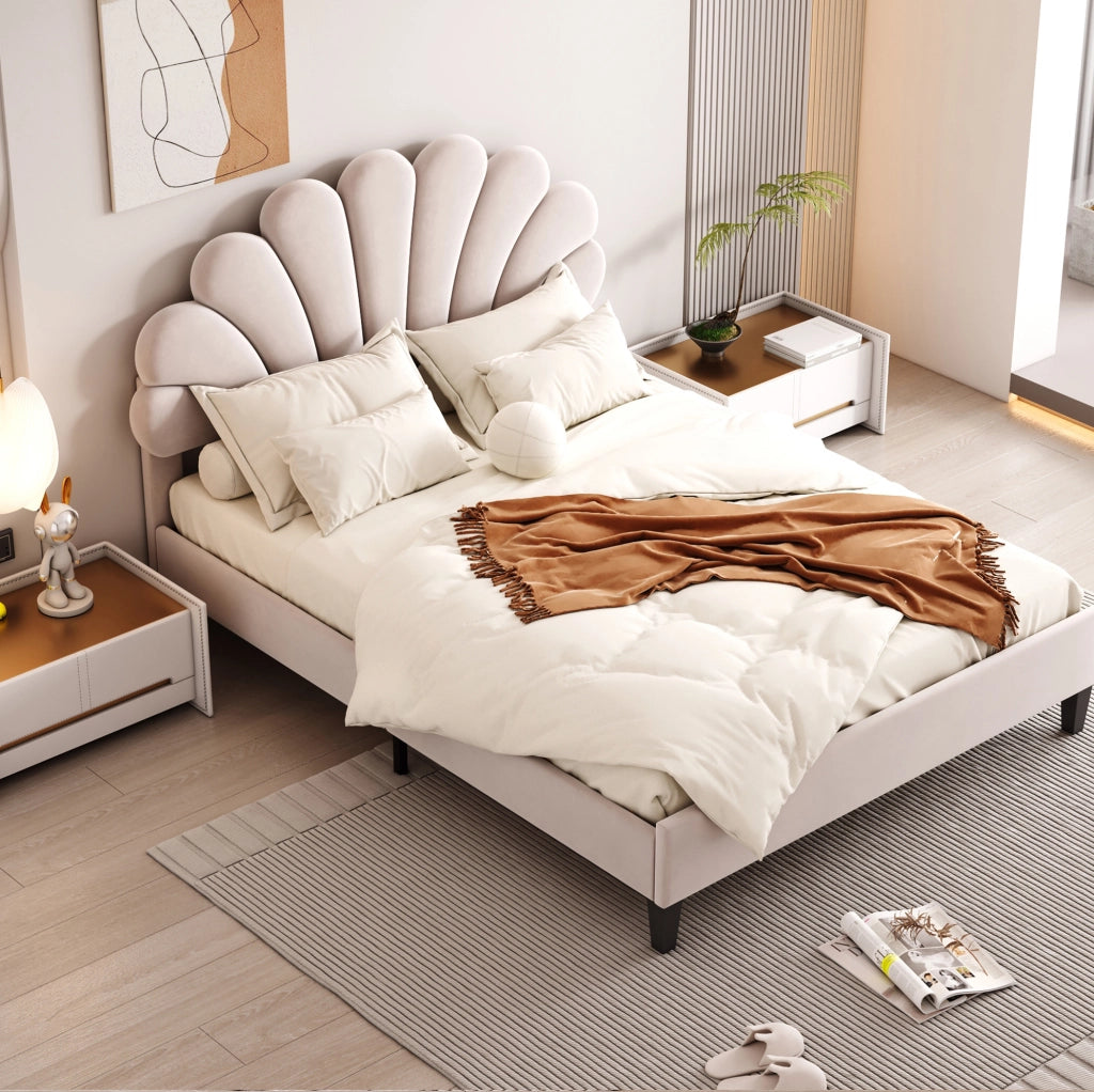 Letto matrimoniale 140x200 cm imbottito in velluto beige con testiera floreale e doghe