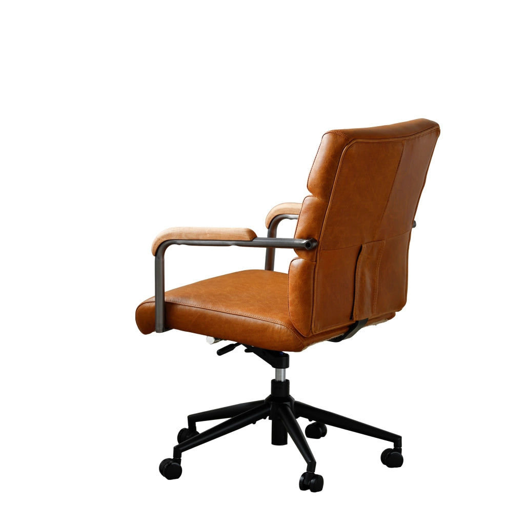 Sedia da ufficio in pelle marrone con ruote silenziose, braccioli in legno e base a 5 razze