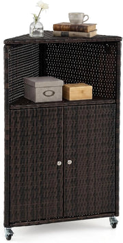 Armadietto da Esterno Angolare, Armadio da Esterno in Rattan PE con Ruote Bloccabili, 2 Ripiani Aperti e 2 Ante, Credenza da Cucina per Giardino, Piscina e Terrazza, 66 x 47 x 111 cm