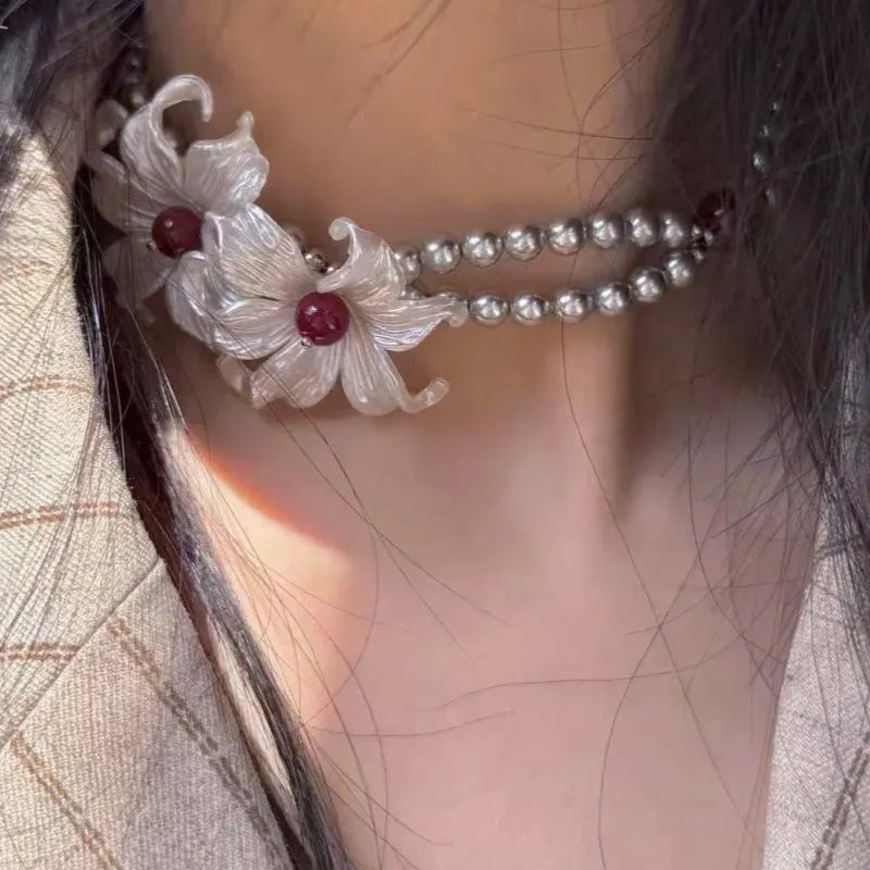 Collana vintage con fiore bianco e perla d'argento, regalo di Natale o compleanno.