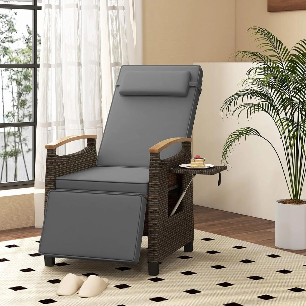 Poltrona Reclinabile da Giardino, Sedia Relax Esterno in Rattan con Schienale Regolabile a 150°, Poggiapiedi e Tavolino Pieghevole, Portata 180 kg, per Patio, Cortile e Terrazzo (Grigio,1)