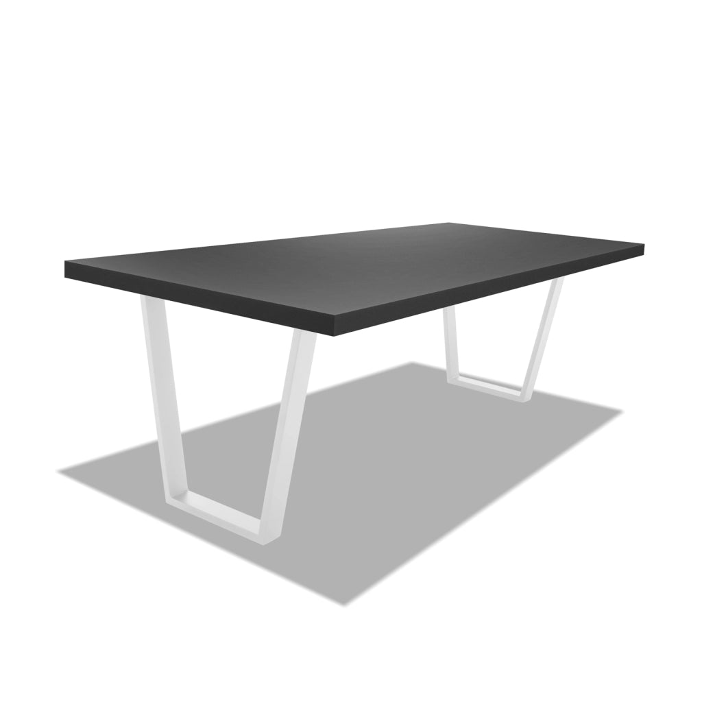 Tavolo da pranzo in legno e metallo con piedi trapezoidali bianchi - 220x100 cm