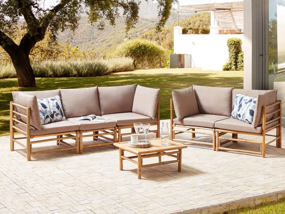 Set da giardino modulare con divani a 3 posti e a 2 posti e tavolino in bambù naturale con cuscini tortora esterno elegante
