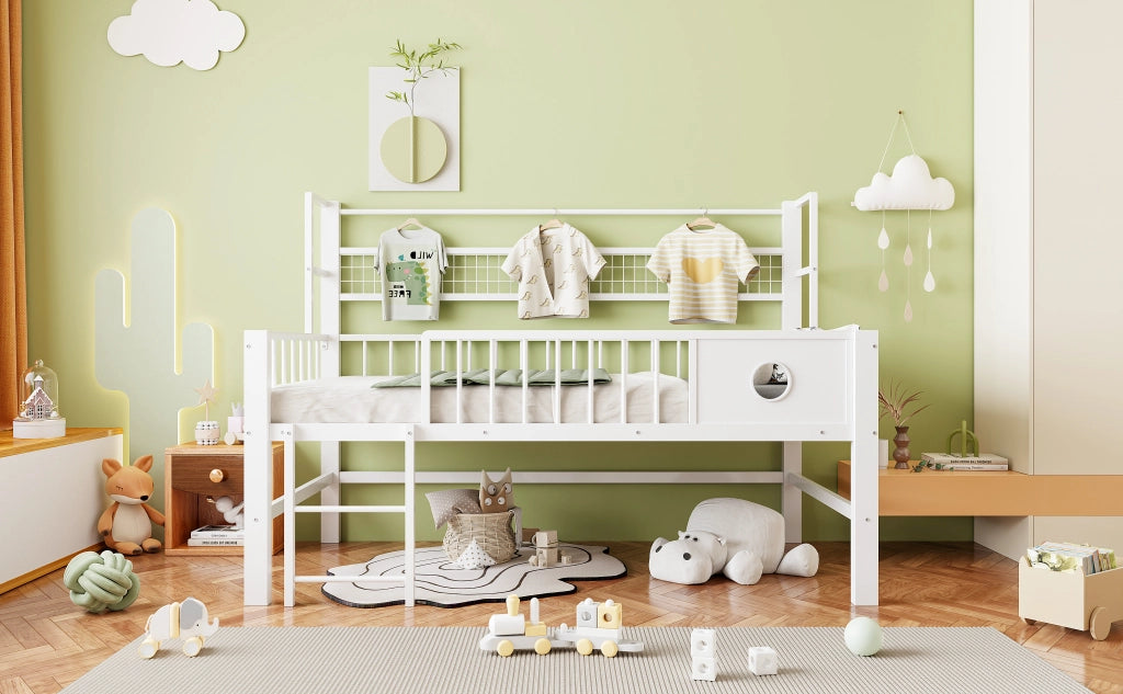 Letto a castello basso per bambini 90x200 cm in metallo con sponde di sicurezza, asta appendiabiti e vano contenitore, bianco