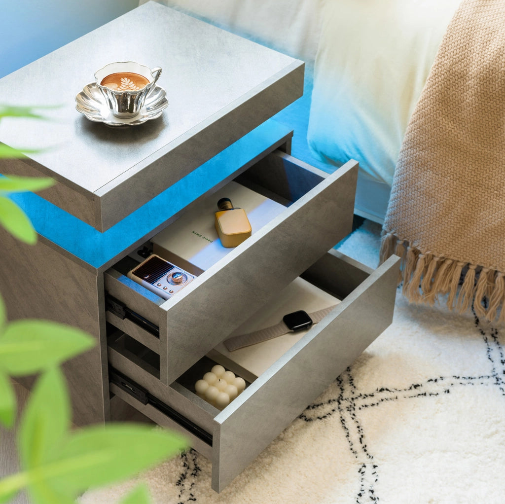 Comodino con LED multicolore; 2 cassetti e vano a giorno; grigio scuro