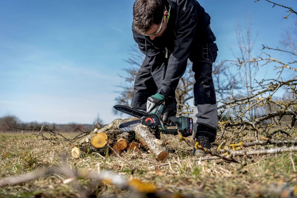 sega per arbusti a batteria MS 18 LTX 15 – 18V, lama da 15 cm – Ideale per la potatura di alberi e rami verdi, alta velocità della catena – Leggera e maneggevole – Inclusa metaBOX