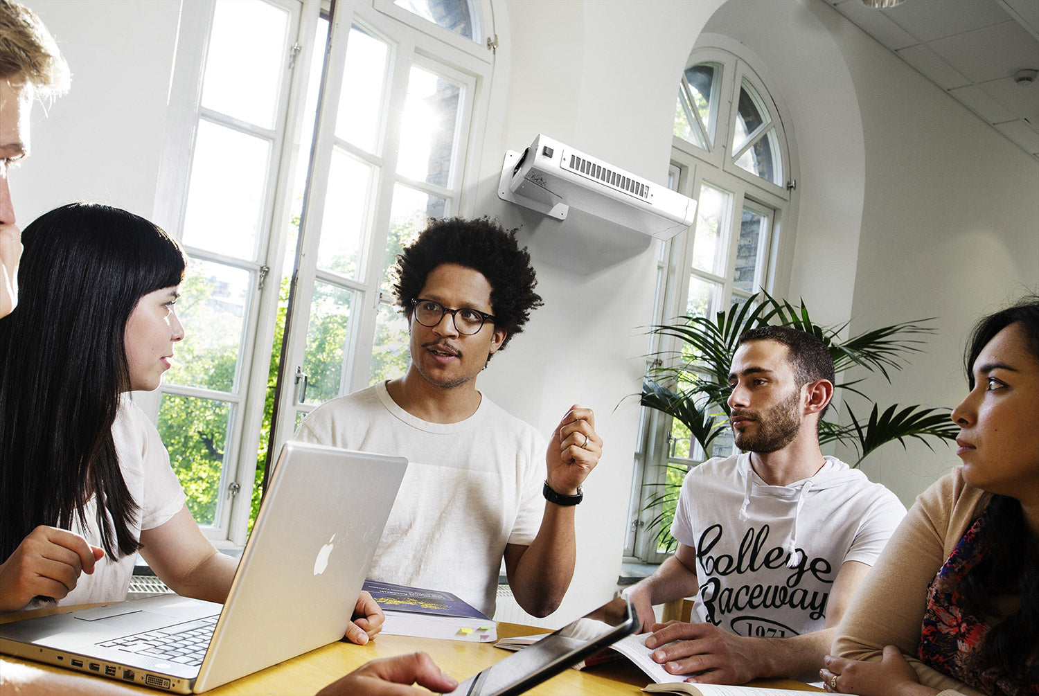 <p><em><strong>Sanificatore</strong></em></p><h2 class="subheading-desc">Sanificatore d'Aria a Raggi UV-C per