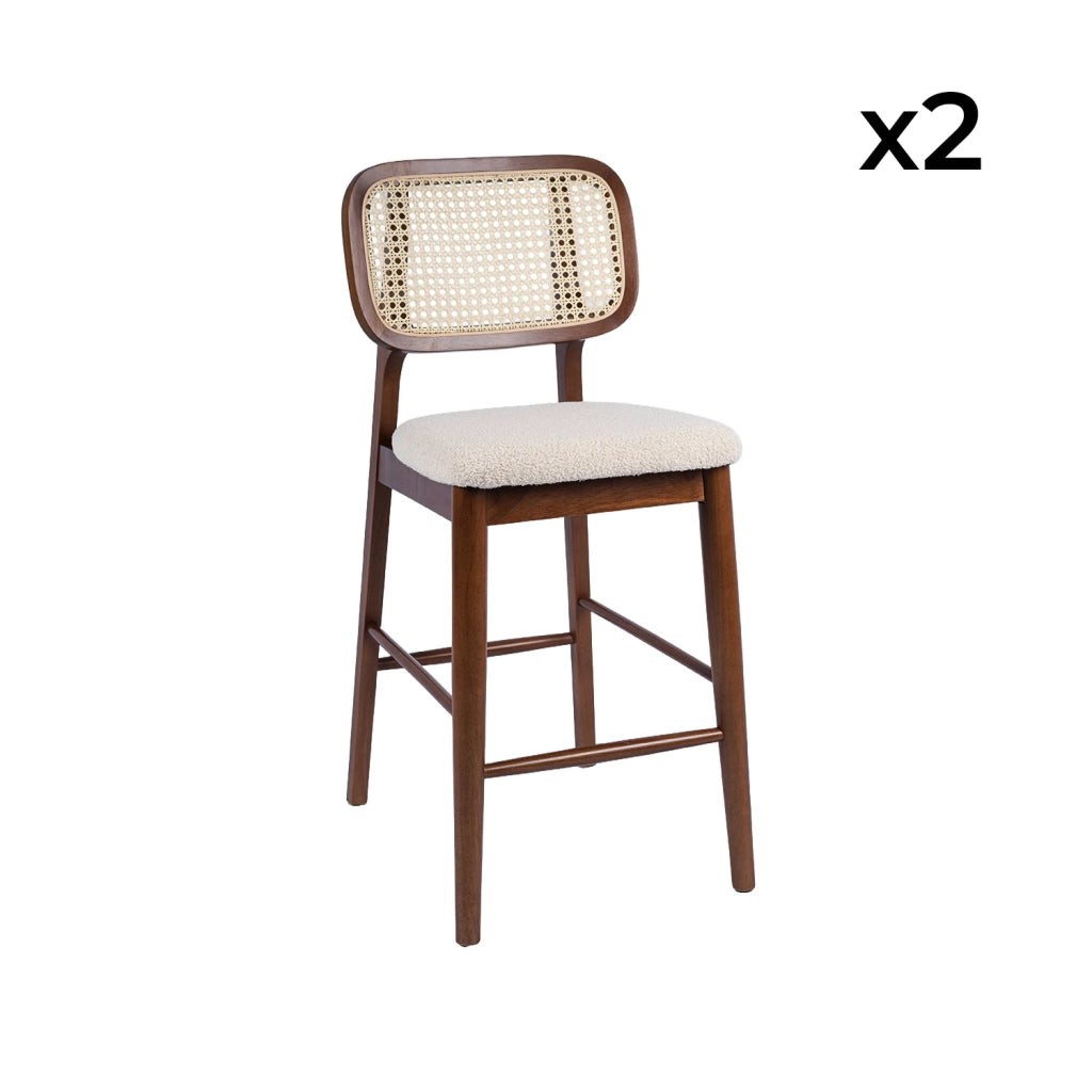 Set 2 sgabelli da bar in legno di hevea con canna e bouclé, noce