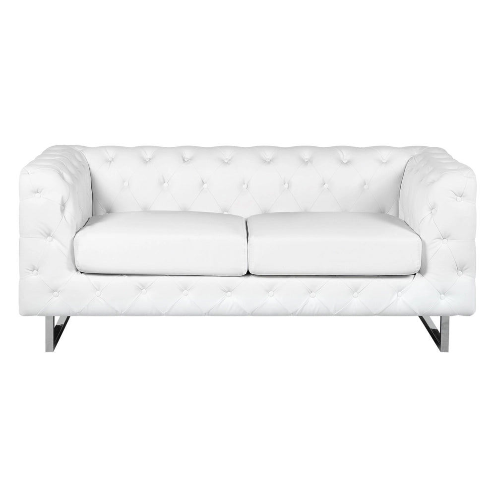 Divano a 2 posti in stile Chesterfield con braccioli da smoking bianchi con bottoni sul retro gambe argentate in ecopelle
