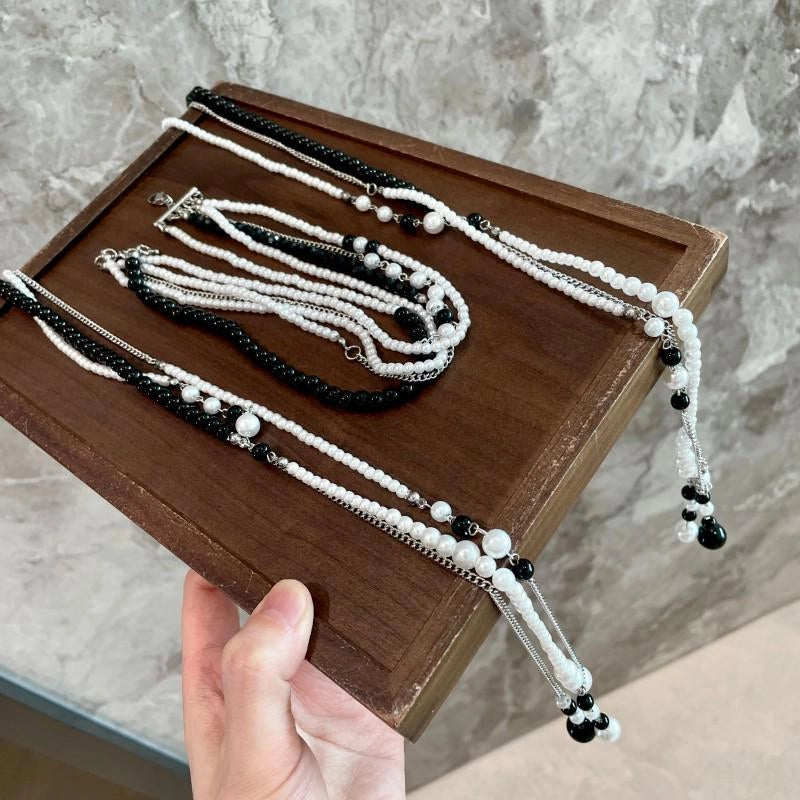 Collana multiuso con nappina di perle bianche e nere, regalo di Natale o compleanno.