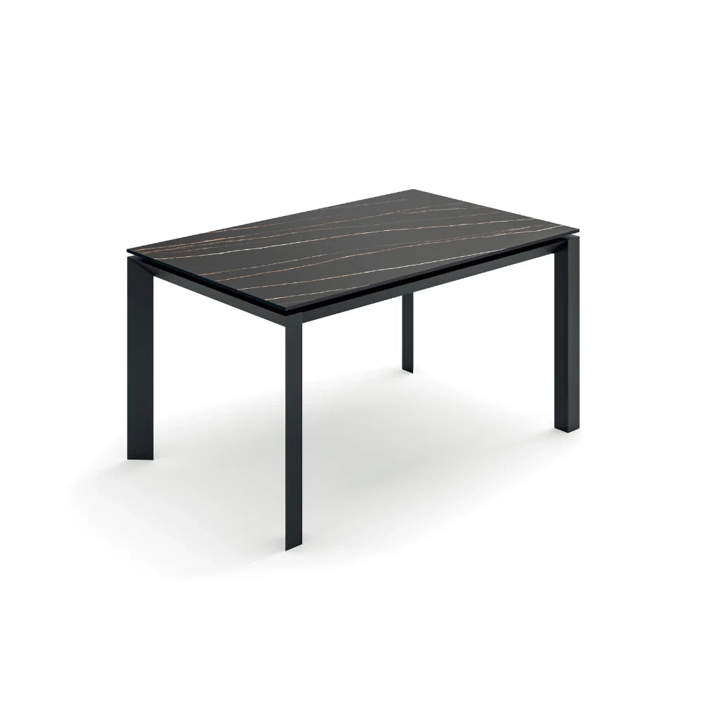Tavolo da pranzo allungabile in ceramica effetto marmo portoro Linear 140-220x90 cm fino a 10 posti | Duzzle