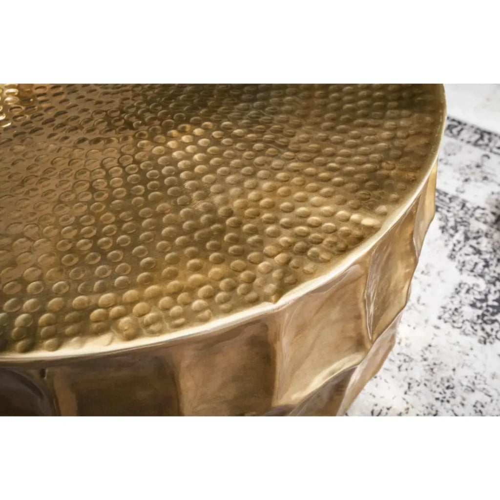Tavolino basso TRIANE dorato 70 cm – Alluminio martellato con design a rilievo geometrico