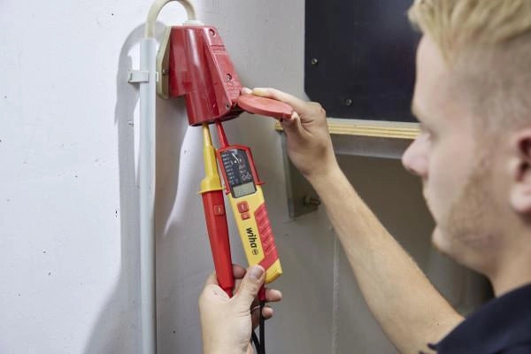 Wiha 45217 Tester di Tensione e Continuita' 0,5 - 1000 V AC CAT IV IP64 con Display LCD e Torcia Integrata colore Rosso Giallo