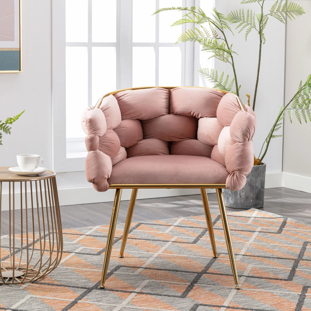 Poltrona moderna con schienale medio e braccioli in velluto rosa con struttura metallica dorata