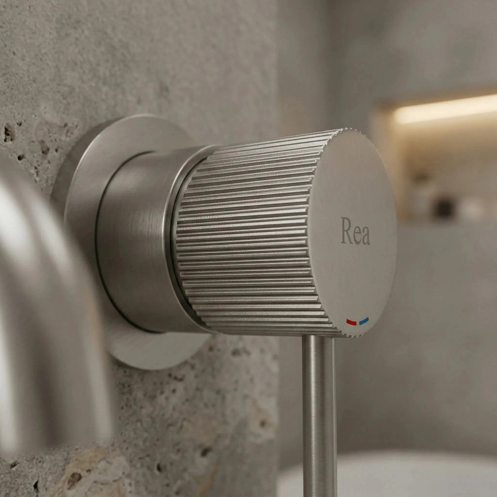 Rubinetto Da Parete Rea Lungo Stripe Brush Nickel