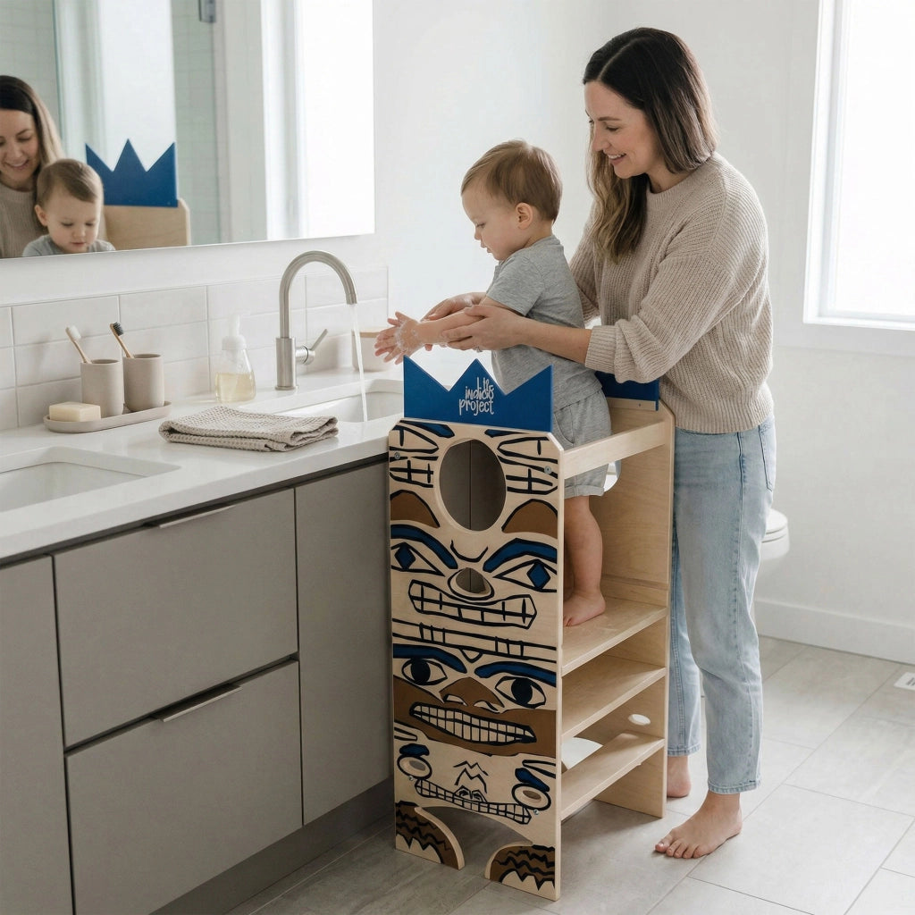 Totem - Torre Montessoriana Multifunzione 3 in 1 per Bambini da 24 Mesi 47,5x104,5x 45,5 cm con Lavagna e Canestro in Legno