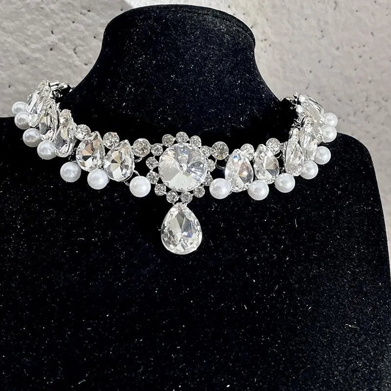Collana barocca con diamanti realizzata a mano: un regalo scintillante al chiaro di luna.