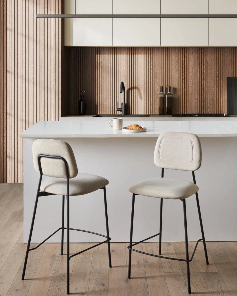 Set di 2 sedie da bar Tappezzeria in velluto beige chiaro Struttura in ferro nero Seduta ad altezza banco Mobili da sala da pranzo Design moderno