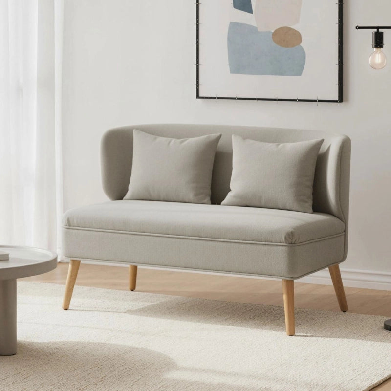 Divano 2 posti compatto con schienale avvolgente seduta spessa e cuscini per spazi piccoli in legno di caucciù beige
