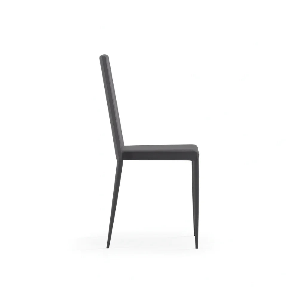 Set di 4 sedie da pranzo impilabili in similpelle grigio scuro Arianna con struttura in metallo facili da pulire | Duzzle